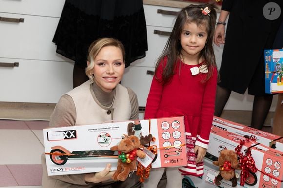 Le prince Albert II de Monaco et la princesse Charlène de Monaco assistent au spectacle de Noël à la crèche de la Croix-Rouge Rosine Sanmori et participent à la traditionnelle distribution de cadeaux de Noël à Monaco. Photo par Olivier Huitel / Pool Monaco / Bestimage