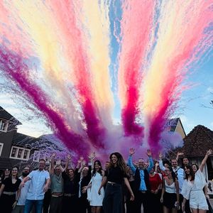 Pour cette grande première, le domaine s’est transformé en décor de cérémonie avec robes de mariée, tables élégamment dressées, calèche fleurie et fumigènes roses et blancs.

Delphine Wespiser et Roger Erhart, grande première pour eux.