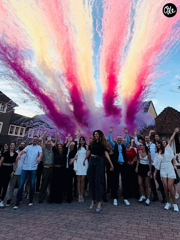 Pour cette grande première, le domaine s’est transformé en décor de cérémonie avec robes de mariée, tables élégamment dressées, calèche fleurie et fumigènes roses et blancs.

Delphine Wespiser et Roger Erhart, grande première pour eux.
