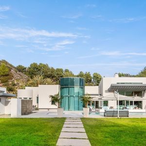 Exclusif - La nouvelle villa de Kanye West à Beverly Hills. Kanye a finalisé l'achat hors marché pour 35 millions de dollars. La propriété de style méditerranéen comprend environ 1900 m2 d'espace habitable, des jardins privés et des vues panoramiques sur la ville. Los Angeles, le 15 décembre 2024.