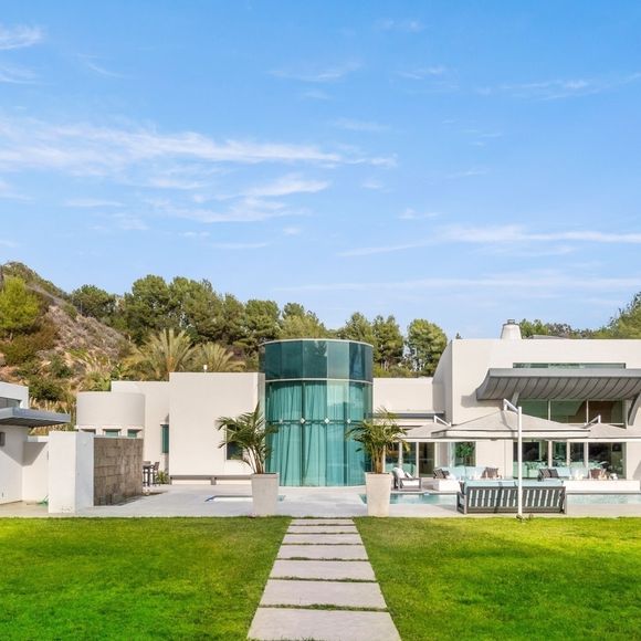 Exclusif - La nouvelle villa de Kanye West à Beverly Hills. Kanye a finalisé l'achat hors marché pour 35 millions de dollars. La propriété de style méditerranéen comprend environ 1900 m2 d'espace habitable, des jardins privés et des vues panoramiques sur la ville. Los Angeles, le 15 décembre 2024.