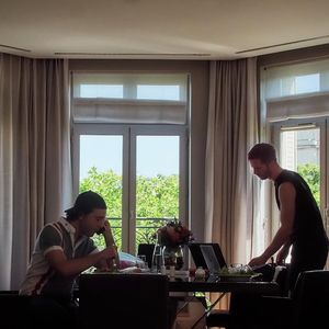 Le chanteur s'est installé en Toscane, son mari, à Londres

Mika avec son mari Andy. Instagram