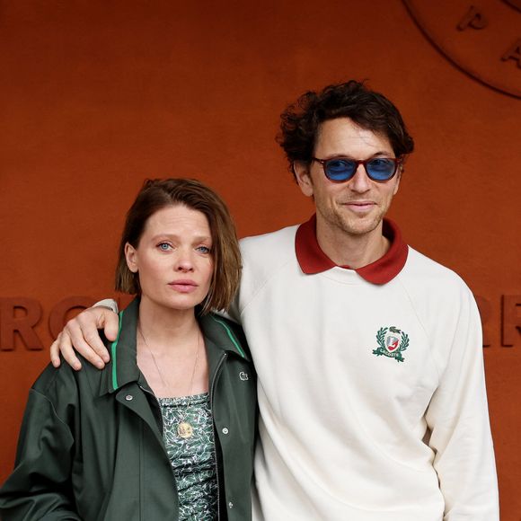 Mélanie Thierry et son compagnon le chanteur Raphaël au village lors des Internationaux de France de Tennis de Roland Garros 2025, à Paris, France, le 4 Juin 2025. © Jacovides-Moreau/Bestimage