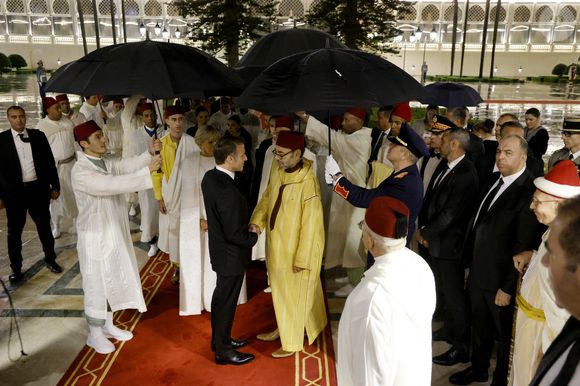 Le président français Emmanuel Macron (C-L) serre la main du roi du Maroc Mohammed VI (C-R) après un dîner d'État au Palais royal de Rabat, le 29 octobre 2024, dans le cadre d'une visite d'État de trois jours du président français au Maroc. © Ludovic Marin/Pool/Bestimage