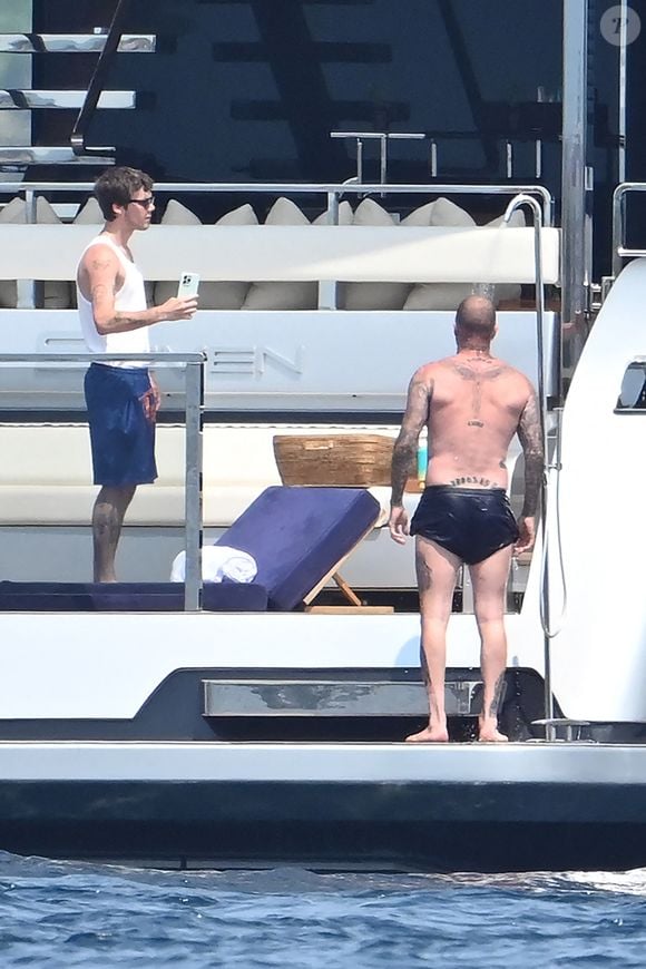 Exclusif  - David et Victoria Beckham, avec leur fils Cruz Beckham et sa compagne Jackie Apostel poursuivent leurs vacances sur le yacht Bloody Bay au large de Saint-Tropez, le 6 août 2025. Entre deux baignades, Cruz Beckham jouait de la guitare pour sa chère et tendre, allongée près de lui. © Agence / Bestimage