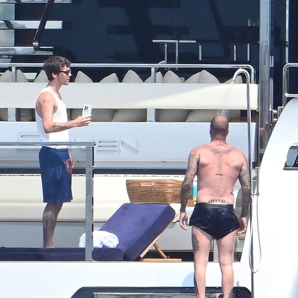 Exclusif  - David et Victoria Beckham, avec leur fils Cruz Beckham et sa compagne Jackie Apostel poursuivent leurs vacances sur le yacht Bloody Bay au large de Saint-Tropez, le 6 août 2025. Entre deux baignades, Cruz Beckham jouait de la guitare pour sa chère et tendre, allongée près de lui. © Agence / Bestimage
