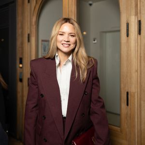 "L'âge est souvent une projection, alors que pour des gens qui s'aiment, le temps s'évanouit totalement. C'est le cas pour Niels et moi", confie-t-elle à "Madame Figaro".

Virginie Efira - Arrivées à la soirée César Révélations 2026 à l'Elysée Montmartre à Paris le 19 janvier 2026.

© Julien Sarkissian / Bestimage