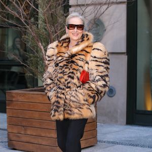 New York, NY Meryl Streep fait tourner les têtes en portant un étonnant manteau en fourrure de tigre alors qu'elle se rend à la première new-yorkaise du film Le diable s'habille en Prada 2.



Sur la photo : Meryl Streep