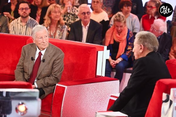 Exclusif - Alain Duhamel lors de l'enregistrement de l'émission Vivement dimanche au studio Rive gauche, présentée par M.Drucker, diffusée sur France 3 le 14 juin 2026, à Paris, France, le 5 mai 2026. © Guillaume Gaffiot/Bestimage