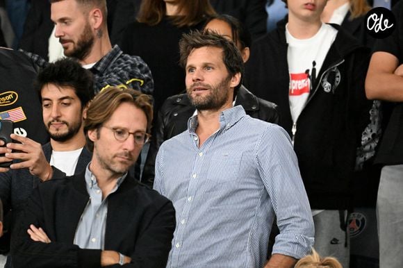 Mathieu Vergne, Kamel Isker, Alexis Michalik - Célébrités dans les tribunes lors du match de qualification pour la Coupe du Monde 2026 entre la France et l'Islande (2-1) au Parc des Princes à Paris le 9 septembre 2025. 
© Lionel Urman/Bestimage