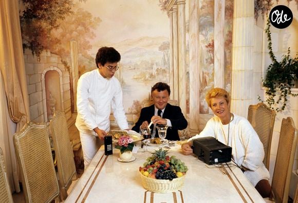 En France, à Paris, Philippe Bouvard posant chez lui avec sa femme Colette le 19 mai 1984.

Alain Canu via Bestimage