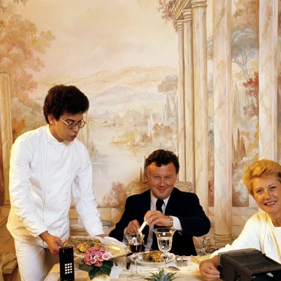 En France, à Paris, Philippe Bouvard posant chez lui avec sa femme Colette le 19 mai 1984.

Alain Canu via Bestimage
