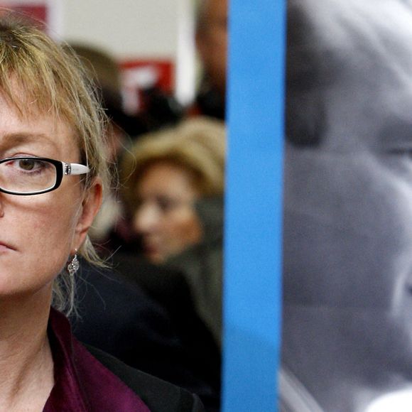 Claude Chirac assiste à la Foire du livre de Brive-la-Gaillarde, le 7 novembre 2009. L'ancien président français signe des exemplaires de son livre intitulé "Chaque pas doit être un but". Deux ans après avoir quitté le palais de l'Élysée, Jacques Chirac a publié le premier livre de 500 pages d'une autobiographie en deux volumes sur ses 12 années de présidence. Lors d'une série d'entretiens avec les médias pour promouvoir son livre, Jacques Chirac a nié les accusations selon lesquelles il aurait donné des emplois fictifs à ses alliés politiques lorsqu'il était maire de Paris. Photo par Patrick Bernard/ABACAPRESS.COM