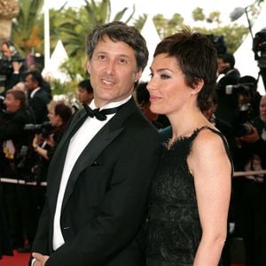 L'acteur français Antoine de Caunes et Daphné Roullier foulent le tapis rouge du Palais des Festivals pour la projection du film 'Selon Charlie' de la réalisatrice française Nicole Garcia en compétition pour le 59ème Festival de Cannes le 20 mai 2006. Photo by Hahn-Nebinger-Orban/ABACAUSA.COM