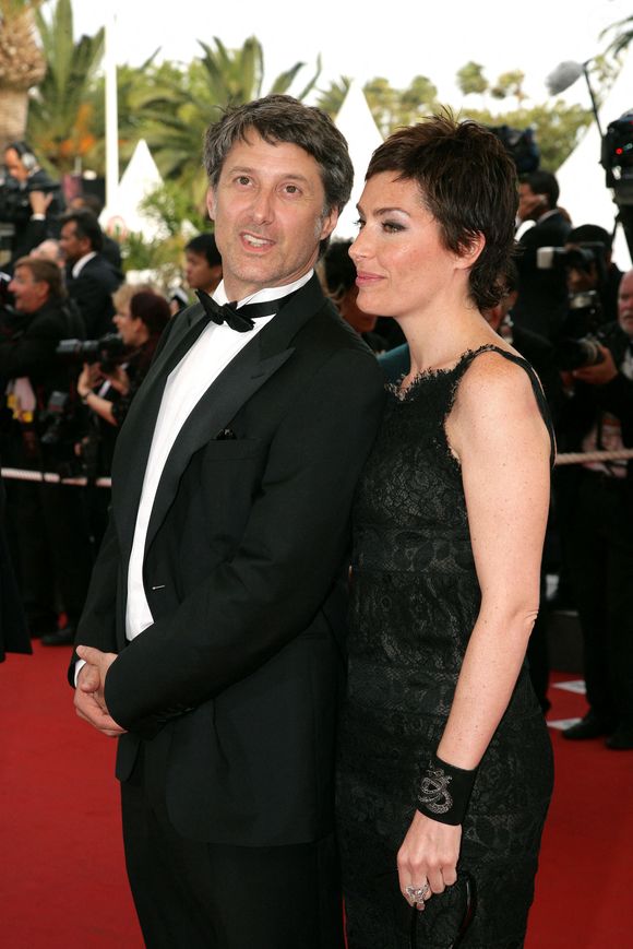 L'acteur français Antoine de Caunes et Daphné Roullier foulent le tapis rouge du Palais des Festivals pour la projection du film 'Selon Charlie' de la réalisatrice française Nicole Garcia en compétition pour le 59ème Festival de Cannes le 20 mai 2006. Photo by Hahn-Nebinger-Orban/ABACAUSA.COM