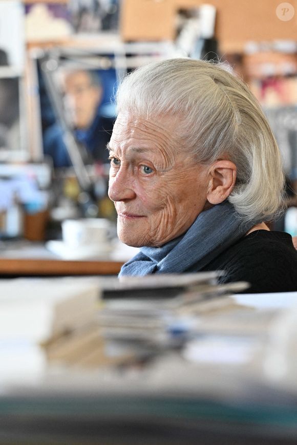 Elisabeth Badinter lors d'une interview à son domicile à Paris, France, le 10 avril 2025. Photo par Elodie Gregoire/ABACAPRESS.COM