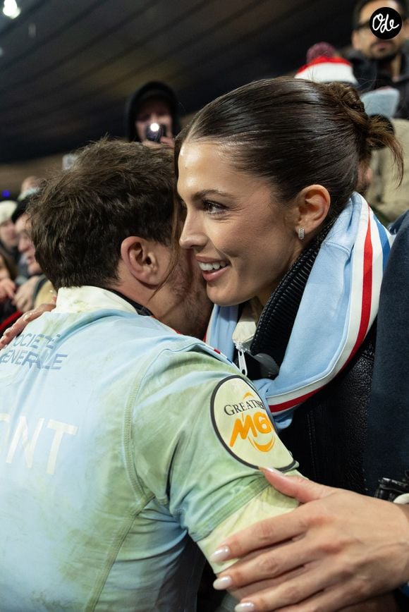 Exclusif - Antoine Dupont, Iris Mittenaere lors du match de rugby du Tournoi des Six Nations France contre Angleterre au Stade de France à Saint-Denis le 14 mars 2026. © AGENCE / BESTIMAGE