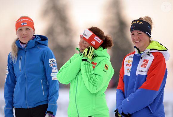 Marie Dorin-Habert remporte sa 3e médaille d'or aux côtés de l'Allemande Laura Dahlmeier (médaille d'argent) et la Finlandaise Kaisa Makarainen (médaille de bronze) lors de l'épreuve des 12,5 km de la 48e édition des Championnats du monde de biathlon à Oslo, le 13 mars 2016. ITAR TASS / BESTIMAGE