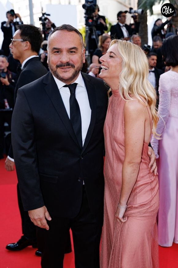 "Issue de deux générations dans le prêt-à-porter, elle a eu envie de créer un univers qui lui ressemble… et de le partager."

François-Xavier Demaison et sa femme Anaïs Tihay - Montée des marches du film « Amarga Navidad » lors du 79ème Festival International du Film de Cannes, le 19 mai 2026. © Jacovides-Moreau / Bestimage