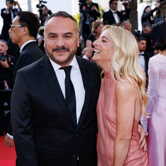 "Issue de deux générations dans le prêt-à-porter, elle a eu envie de créer un univers qui lui ressemble… et de le partager."

François-Xavier Demaison et sa femme Anaïs Tihay - Montée des marches du film « Amarga Navidad » lors du 79ème Festival International du Film de Cannes, le 19 mai 2026. © Jacovides-Moreau / Bestimage