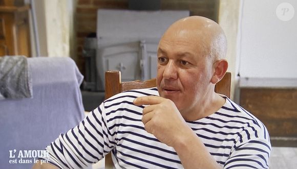 "Je l'ai vu il y a quelques jours, il est tout seul. Sa copine Anne est partie", a confié l'éleveur. 

Renaud rencontre l'entourage d'Anne dans "L'amour est dans le pré", M6