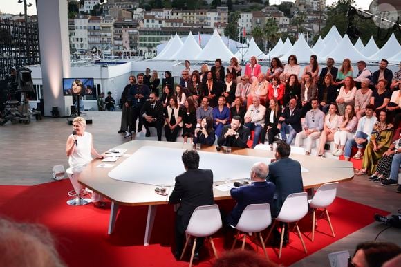 La rentrée s’annonce donc pleine de surprises et de nouveautés sur France 5.

Exclusif - Anne-Elisabeth Lemoine, Géraldine Nakache, Adil Rami - Plateau de l'émission "C à vous" lors du 78ème Festival International du Film de Cannes le 23 mai 2025. © Jack Tribeca / Bestimage