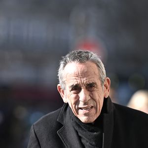 L'animateur Thierry Ardisson arrive au Conseil d'Etat, qui examine le bien-fondé des requêtes déposées par les chaînes C8 et NRJ12 contre les décisions de l'Arcom, qui les obligeront à disparaître du paysage de la TNT dans deux semaines, à Paris, France, le 14 février 2025. Photo par Eliot Blondet/ABACAPRESS.COM