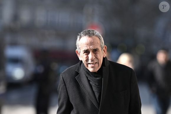 L'animateur Thierry Ardisson arrive au Conseil d'Etat, qui examine le bien-fondé des requêtes déposées par les chaînes C8 et NRJ12 contre les décisions de l'Arcom, qui les obligeront à disparaître du paysage de la TNT dans deux semaines, à Paris, France, le 14 février 2025. Photo par Eliot Blondet/ABACAPRESS.COM