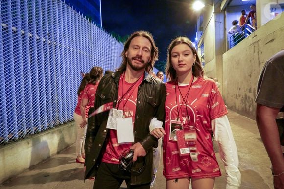 Exclusif - Le DJ français Bob Sinclar pose avec sa fille Paloma dans les allées de l'avenue du "sambodrome" lors du carnaval de Rio de Janeiro, Brésil, le 4 mars 2019. © Andiara/Carnavalderio.fr/Bestimage