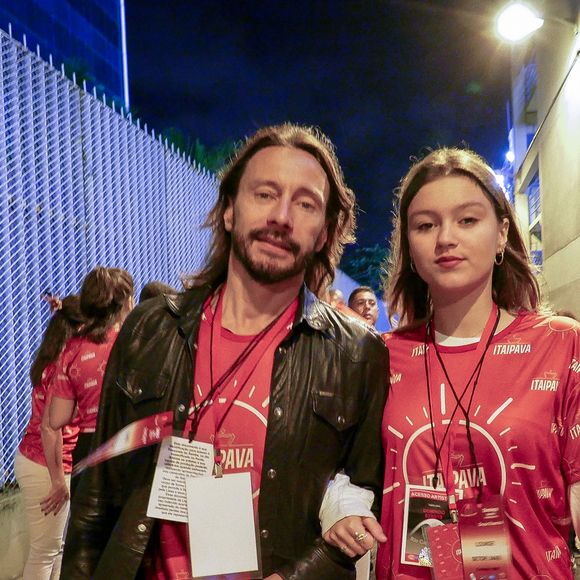 Exclusif - Le DJ français Bob Sinclar pose avec sa fille Paloma dans les allées de l'avenue du "sambodrome" lors du carnaval de Rio de Janeiro, Brésil, le 4 mars 2019. © Andiara/Carnavalderio.fr/Bestimage