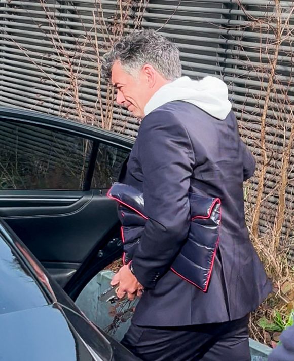 Stéphane Plaza en larmes à la sortie de son procès après avoir été reconnu coupable de "violences habituelles par concubin" et condamné à 12 mois de prison avec sursis, à Paris, France, le 18 février 2025. © Yehiel Chekroune/Bestimage