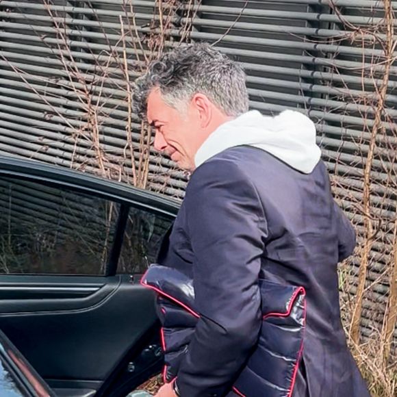 Stéphane Plaza en larmes à la sortie de son procès après avoir été reconnu coupable de "violences habituelles par concubin" et condamné à 12 mois de prison avec sursis, à Paris, France, le 18 février 2025. © Yehiel Chekroune/Bestimage