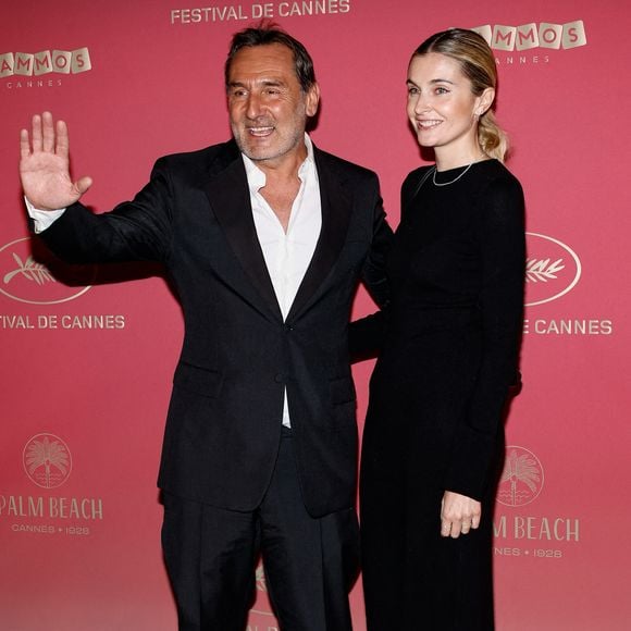 Gilles Lellouche est notamment apparu plus épanoui que jamais au bras de sa muse, Alizée Guinochet. 

Gilles Lellouche et sa compagne Alizée Guinochet - Photocall du 79ème Festival International du Film de Cannes, le 12 mai 2026. © Borde-Jacovides-Moreau /Bestimage