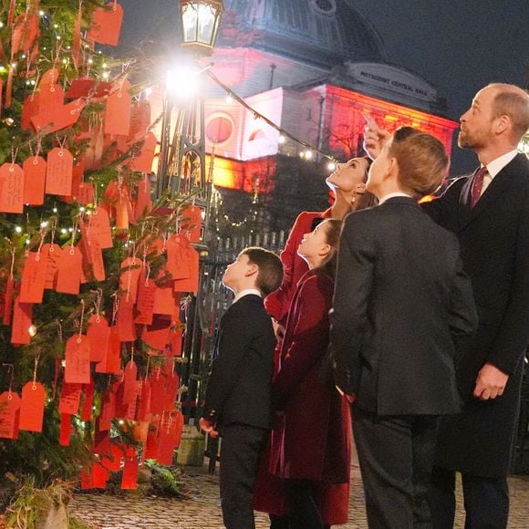 Catherine (Kate) Middleton, princesse de Galles, Prince William Prince de Galles Duc de Cambridge (Le prince William, prince de Galles), Prince George (Le prince George de Galles) et Prince Louis (Le prince Louis de Galles) lors de la cérémonie Together At Christmas Carol Service à l'Abbaye de Westminster à Londres. © Alpha Press/Bestimage