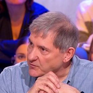 Yves Calvi revient sur son éviction brutale de la matinale de RTL et de BFMTV, dans "C' Médiatique", le 2 février 2025, sur France 5