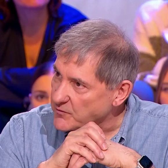 Yves Calvi revient sur son éviction brutale de la matinale de RTL et de BFMTV, dans "C' Médiatique", le 2 février 2025, sur France 5