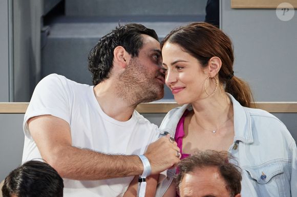 Camille Combal et sa femme Marie en tribunes lors des Internationaux de France de tennis de Roland Garros 2023, à Paris, France, le 6 juin 2023. © Jacovides-Moreau/Bestimage