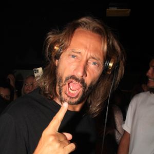 Bob Sinclar mixe aux platines devant ses enfants lors d'une soirée au VIP Room à Saint-Tropez le 26 juillet 2023. © Philippe Baldini/Bestimage