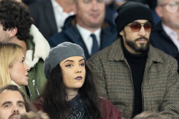 En légende, Hoshi avait d'ailleurs laissé un coeur, peut-être symbole de leur amour ? Hoshi avec une amie dans les tribunes du match de football de qualification pour la coupe du monde 2026 opposant la France à Azerbaïdjan (3-0) au Parc des Princes à Paris, France, le 10 octobre 2025. © Cyril Moreau/Bestimage