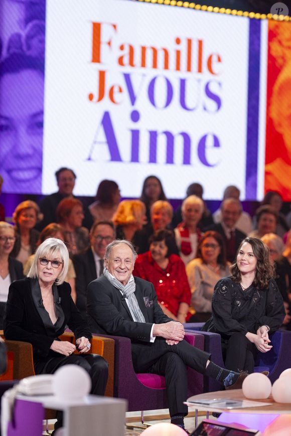 Exclusif - Chantal Ladesou, Michel Ansault et Clemence Ansault lors de l'enregistrement de l'émission "Famille je vous aime" présentée par M.Drucker et qui sera diffusée le 29 décembre sur France 3, au studio Rive gauche, à Paris, France, le 2 décembre 2025. © Gaffiot-Perusseau/Bestimage