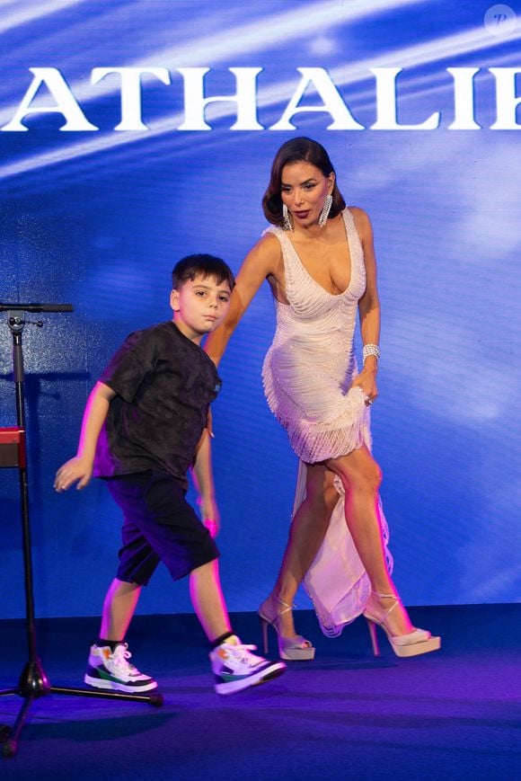 Escortée de son fils Santiago, âgé de 7 ans, et de son mari José Antonio Bastón, l’actrice de 50 ans a illuminé les lieux de sa prestance. 

Exclusif - Eva Longoria et son fils Santiago Enrique Baston - Global Gift Gala Paris à l'hôtel Four Seasons George V à Paris le 8 novembre 2025. © Cyril Moreau/Bestimage
