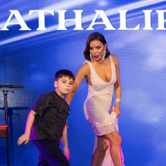Escortée de son fils Santiago, âgé de 7 ans, et de son mari José Antonio Bastón, l’actrice de 50 ans a illuminé les lieux de sa prestance. 

Exclusif - Eva Longoria et son fils Santiago Enrique Baston - Global Gift Gala Paris à l'hôtel Four Seasons George V à Paris le 8 novembre 2025. © Cyril Moreau/Bestimage