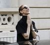 “Tu chantes tellement bien !”, lui lance-t-elle.

Céline Dion acclamée par ses fans à la sortie du palace Royal Monceau à Paris, le 4 septembre 2026. 

© Marc Ausset-Lacroix/Bestimage