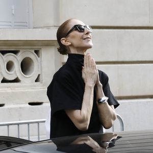 “Tu chantes tellement bien !”, lui lance-t-elle.

Céline Dion acclamée par ses fans à la sortie du palace Royal Monceau à Paris, le 4 septembre 2026. 

© Marc Ausset-Lacroix/Bestimage