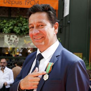 Laurent Gerra reçoit les insignes de Chevalier dans l’ordre du Mérite Agricole des mains de Monsieur Georges Blanc, chef triplement étoilé, au Restaurant Léon de Lyon à Lyon, France, le 3 septembre 2023. © Pascal Fayolle/Bestimage