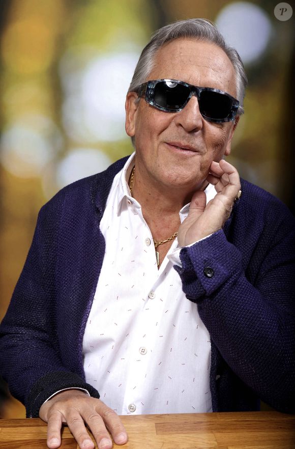 Alors qu’il faisait face à son audience, il a vu Gilbert Montagné le rejoindre pour qu'ils reprennent ensemble son tube des années 80 "Les Sunlights des tropiques".

Gilbert Montagne pose lors d'une séance de portrait à Paris, France, en novembre 2018. Photo par VIM/ABACAPRESS.COM