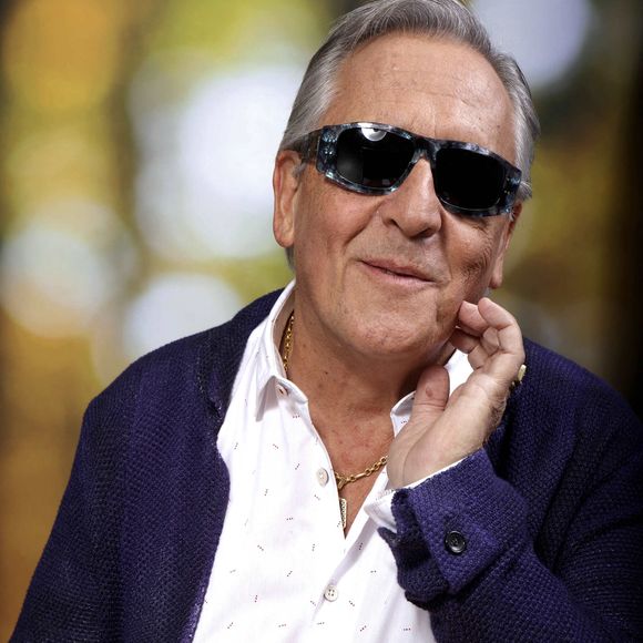 Alors qu’il faisait face à son audience, il a vu Gilbert Montagné le rejoindre pour qu'ils reprennent ensemble son tube des années 80 "Les Sunlights des tropiques".

Gilbert Montagne pose lors d'une séance de portrait à Paris, France, en novembre 2018. Photo par VIM/ABACAPRESS.COM