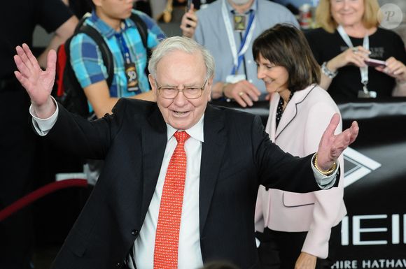 Le 3 mai 2015 - Omaha, Nebraska, États-Unis - WARREN BUFFETT remercie les actionnaires lors d'un match de ping-pong d'exhibition pendant la 50e assemblée annuelle des actionnaires de Berkshire Hathaway à Omaha, Nebraska. Photo par Steven Branscombe/ZUMA/ABACAPRESS.COM