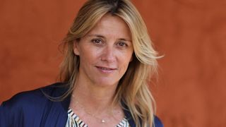 Loin de son univers de prédilection, Sarah Poniatowski retrouve son fils Roman, issu de sa relation avec Marc Lavoine