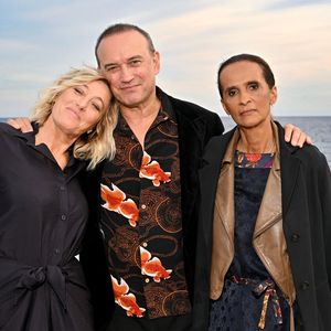 Valeria Bruni-Tedeschi, Vincent Perez et sa femme Karine Silla - Photocall du film "Un jeu dangereux" lors de la 8ème édition du Festival Cinéroman à Nice le 29 Septembre 2026. © Jacovides-Bebert/Bestimage